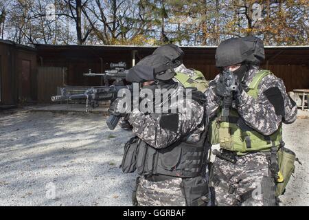 Anti-Terror Spezialeinheit trainiert auf dem Schießstand Stockfoto