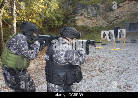 Anti-Terror Spezialeinheit trainiert auf dem Schießstand Stockfoto