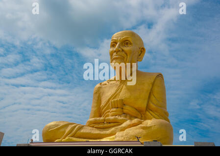 Die große Statue Luang Phor Thuad in Ang Thong, Thailand. (Buddhistischer Mönch) Stockfoto