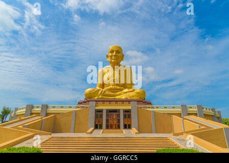 Die große Statue Luang Phor Thuad in Ang Thong, Thailand. (Buddhistischer Mönch) Stockfoto