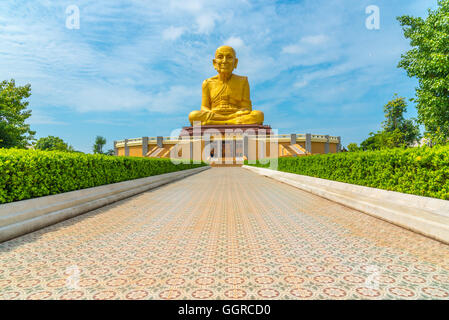 Die große Statue Luang Phor Thuad in Ang Thong, Thailand. (Buddhistischer Mönch) Stockfoto