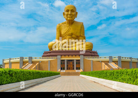 Die große Statue Luang Phor Thuad in Ang Thong, Thailand. (Buddhistischer Mönch) Stockfoto