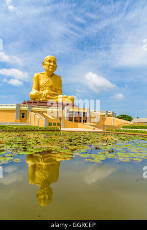 Die große Statue Luang Phor Thuad in Ang Thong, Thailand. (Buddhistischer Mönch) Stockfoto