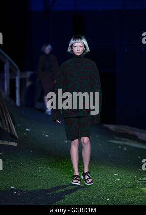 NEW YORK - SEPTEMBER 12: Modell Spaziergänge Start-und Landebahn während der Frühjahr/Sommer 2014 Fashionweek für die Kollektion von Marc Jacobs in Lexington Avenue Armory am 12. September 2013 in New York Stockfoto