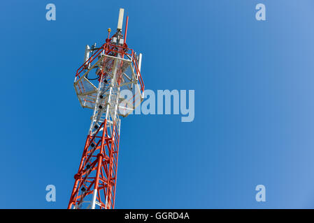 Mobilfunk-Basisstation Turm im blauen Himmel. Stockfoto