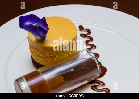 köstliche Wüste gemacht mit Erdnussbutter und Schokolade in einer geschichteten Brownie mit Schokoladensauce serviert Stockfoto
