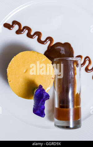 köstliche Wüste gemacht mit Erdnussbutter und Schokolade in einer geschichteten Brownie mit Schokoladensauce serviert Stockfoto