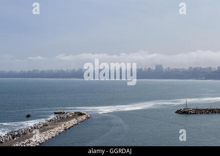 Chorrillos, Lima - Mai 10: Blick auf die Küste von Lima, dis Bezirk Chorrillos, Lima, Peru. 10. Mai 2016 Barranco, Li Stockfoto