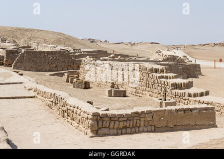 Pachacamac, Lima - Mai 10: Spektakulärer Ort in der Wüste von Peru, mit großen Pyramiden, Wohnhäusern und Tempeln von differen Stockfoto