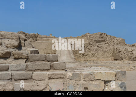 Pachacamac, Lima - Mai 10: Spektakulärer Ort in der Wüste von Peru, mit großen Pyramiden, Wohnhäusern und Tempeln von differen Stockfoto