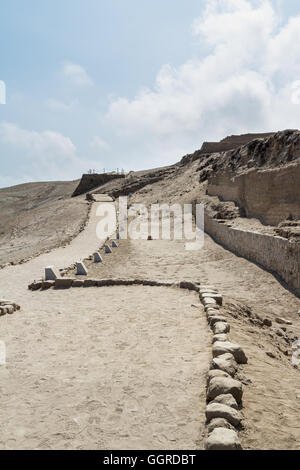 Pachacamac, Lima - Mai 10: Spektakulärer Ort in der Wüste von Peru, mit großen Pyramiden, Wohnhäusern und Tempeln von differen Stockfoto