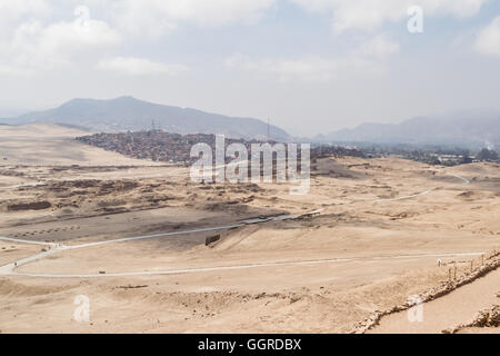 Pachacamac, Lima - Mai 10: Spektakulärer Ort in der Wüste von Peru, mit großen Pyramiden, Wohnhäusern und Tempeln von differen Stockfoto