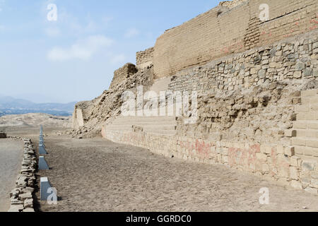 Pachacamac, Lima - Mai 10: Spektakulärer Ort in der Wüste von Peru, mit großen Pyramiden, Wohnhäusern und Tempeln von differen Stockfoto