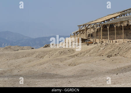 Pachacamac, Lima - Mai 10: Spektakulärer Ort in der Wüste von Peru, mit großen Pyramiden, Wohnhäusern und Tempeln von differen Stockfoto