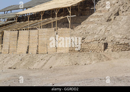 Pachacamac, Lima - Mai 10: Spektakulärer Ort in der Wüste von Peru, mit großen Pyramiden, Wohnhäusern und Tempeln von differen Stockfoto