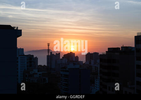 Lima Peru - Mai 10: Twilight-Blick auf die Stadt von Miraflores mit Hotels und Ferienwohnungen, die aufleuchten, wenn die Sonne untergeht, Lima. 1 Mai Stockfoto