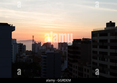 Lima Peru - Mai 10: Twilight-Blick auf die Stadt von Miraflores mit Hotels und Ferienwohnungen, die aufleuchten, wenn die Sonne untergeht, Lima. 1 Mai Stockfoto