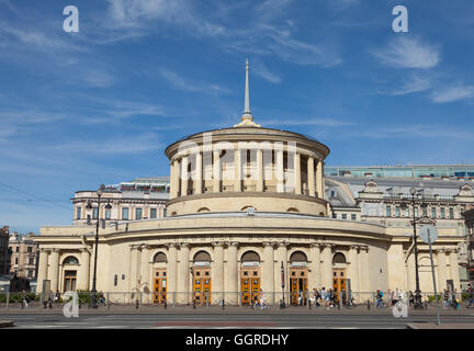 Der Haupteingang der Metrostation Ploschtschad Wosstanija, gesehen vom Vosstaniya Square, St. Petersburg, Russland. Stockfoto