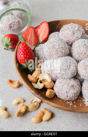 Hausgemachte Erdbeer, Datum, Cashew und Kokosnuss Glückseligkeit Kugel Stockfoto