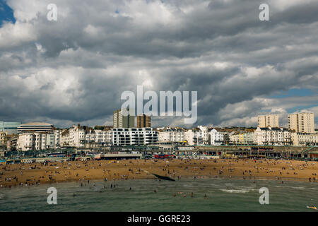 Dicke Wolken über Brighton Beach, Englisch Sommer! Stockfoto