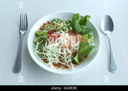 Lokalen Thai Lebensmittel Reis Nudeln ist Name KHANOM CHIN, pikante Nudeln mit Gemüse und warme Suppe. Stockfoto