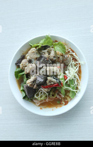 Curry-Huhn mit Gemüse Nudeln (KHANOM CHIN), lokale Thai Lebensmittel Nudeln Reis. Stockfoto