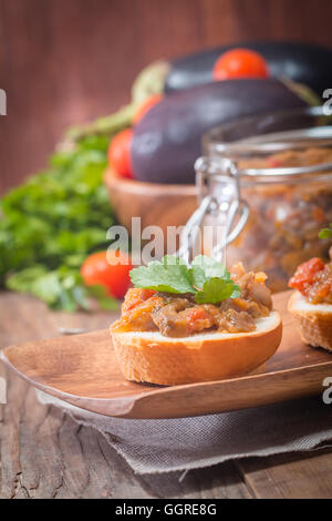 Auberginen-Kaviar im Weckglas mit croutons Stockfoto