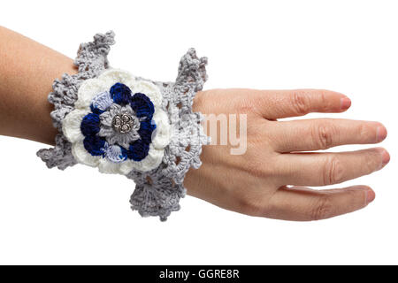 Blaue Hand-gestrickt Armband Womans einerseits isoliert Stockfoto