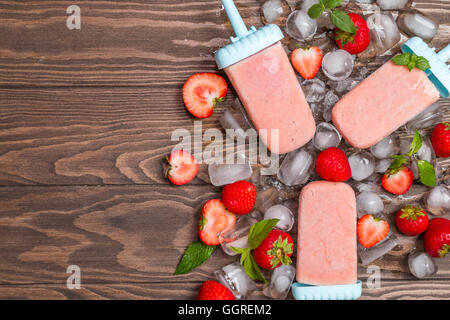 Hausgemachtes Erdbeer Eis oder Eis am Stiel Stockfoto