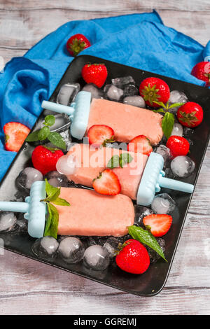 Hausgemachtes Erdbeer Eis oder Eis am Stiel Stockfoto