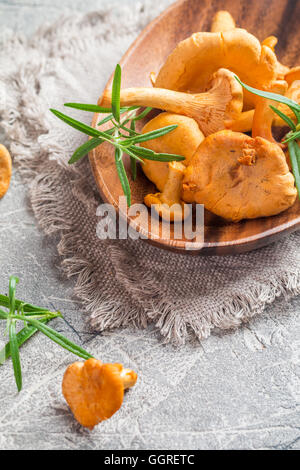 Schüssel mit Pfifferlingen Stockfoto