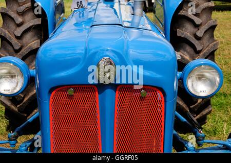 Grill und Abzeichen von einem restaurierten Oldtimer Traktor Fordson Dexter Stockfoto