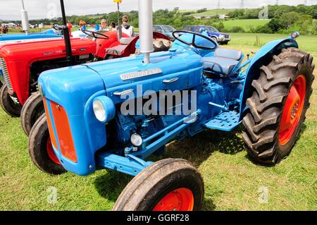 Oldtimerbus restaurierten Fordson Dexter Traktor auf einer Kirmes Stockfoto