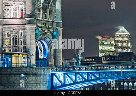 Detail der Tower Bridge, beleuchtet bei Nacht mit den 1 Canada Square & 8 Canada Square (HSBC) Gebäuden in der Ferne Stockfoto