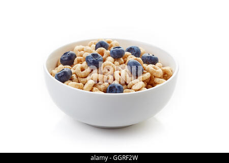 Schüssel mit Vollkorn Cheerios Cerealien mit Heidelbeeren isoliert auf weißem Hintergrund Stockfoto