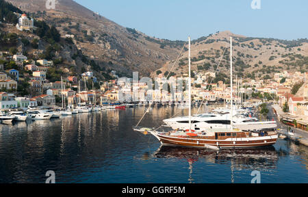 Panorama-Bild von Symi Stadt mit bunten Häusern auf dem Hügel, in der griechischen Insel Symi in Griechenland Stockfoto