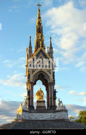 Gothic Revival Albert Memorial, Hyde Park, London von Sir George Gilbert Scott, der Ehemann von Queen Victoria, Prinz Albert, der im Jahr 1861 eingeweiht Stockfoto