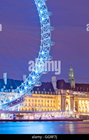 London Eye oder Millennium Wheel, County Hall (beherbergt das London Aquarium und das Marriot Hotel) am Südufer der Themse, Waterloo, London Stockfoto