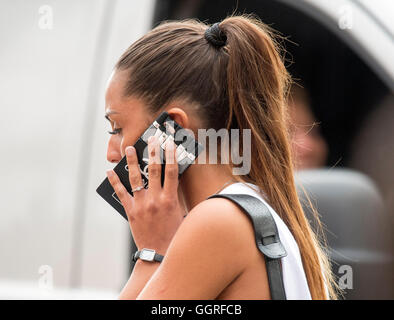 Mädchen Woman mobile Handyhülle Chanel im Gespräch Stockfoto