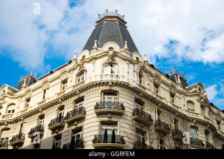 Fassade des Gebäudes. Calle Serrano, Madrid, Spanien. Stockfoto