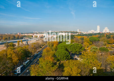 Übersicht über Atenas Park und Paseo Virgen del Puerto im Herbst. Madrid, Spanien. Stockfoto