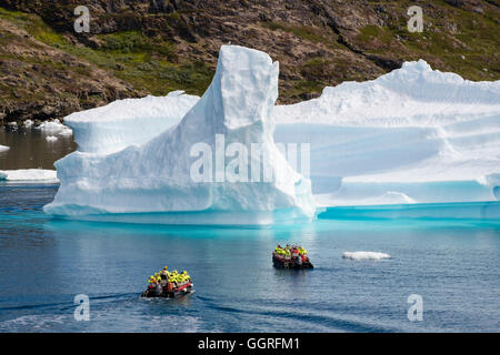 Touristen segeln in kleinen Booten auf das Meer Meer in der Nähe von grosse Eisberge von Tunulliarfik ice Fjord im Sommer 2016. Narsaq, südlichen Grönland Stockfoto