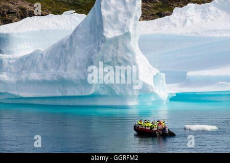 Touristen Segeln in einem kleinen Boot in der Nähe der Eisberge von Tunulliarfik ice Fjord im Sommer. Narsaq, Südgrönland Stockfoto