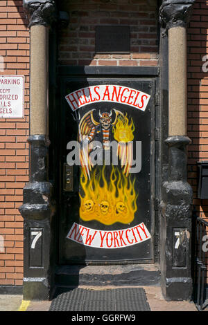Die vordere Tür des New York City Kapitel der Hells Angels Clubhaus in East Third Street in East Village in New York City Stockfoto
