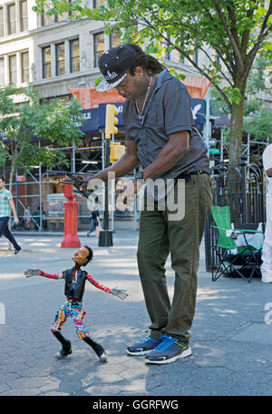 Eine Marionette Puppenspieler mit seinen tanzenden Puppe im Union Square Park in Manhattan, New York City Stockfoto