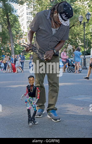 Eine Marionette Puppenspieler mit seinen tanzenden Puppe im Union Square Park in Manhattan, New York City Stockfoto