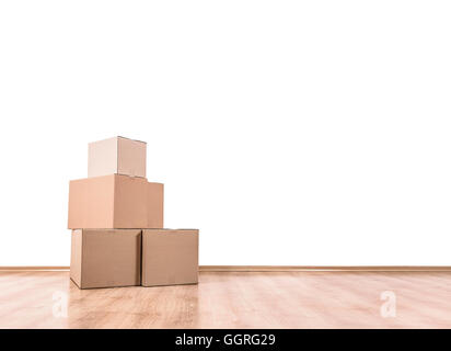 Leeren Raum mit einer weißen Wand und Umzugskartons auf dem Boden. Stockfoto