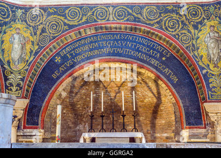 Arch Mosaik Inschrift des Neoniano Baptisteriums von Neon in Ravenna, Emilia-Romagna. Italien. Stockfoto