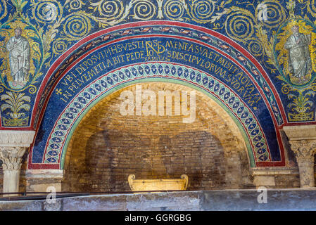 Arch Mosaik Inschrift des Neoniano Baptisteriums von Neon in Ravenna, Emilia-Romagna. Italien. Stockfoto