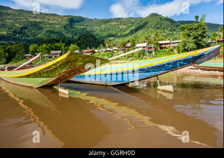 Boote am Nam Ou Fluß in Nong Khiaw Stockfoto